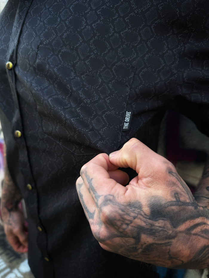 ESSENTIAL BLACK MAMBA BUTTON UP
