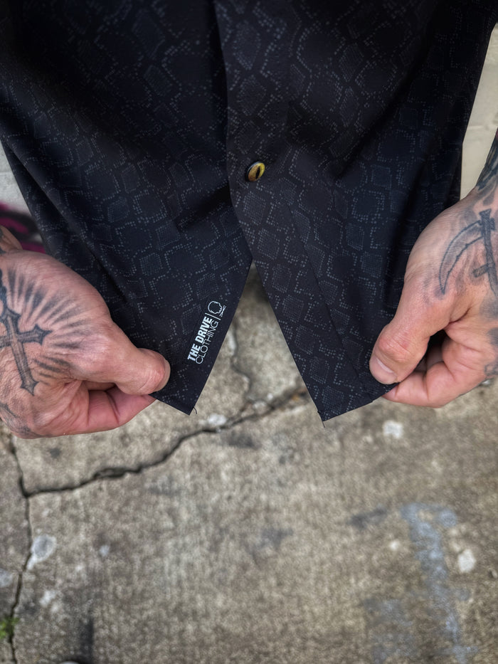 ESSENTIAL BLACK MAMBA BUTTON UP